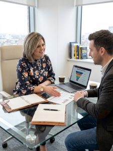 andreea coarca in una consulenza con il cliente